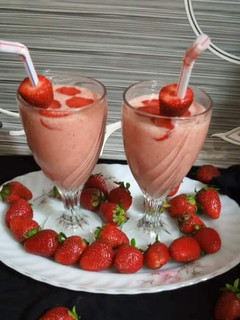 A picture of Strawberry Banana Smoothie 🍓🍌🍓🍌.