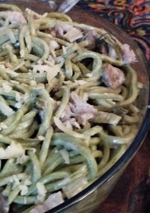 Una foto de Tallarines de espinacas, con salsa de queso crema, cebolla de verdeo, champignon, panceta