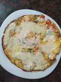 Tortilla de zanahoria y tomate con queso.
