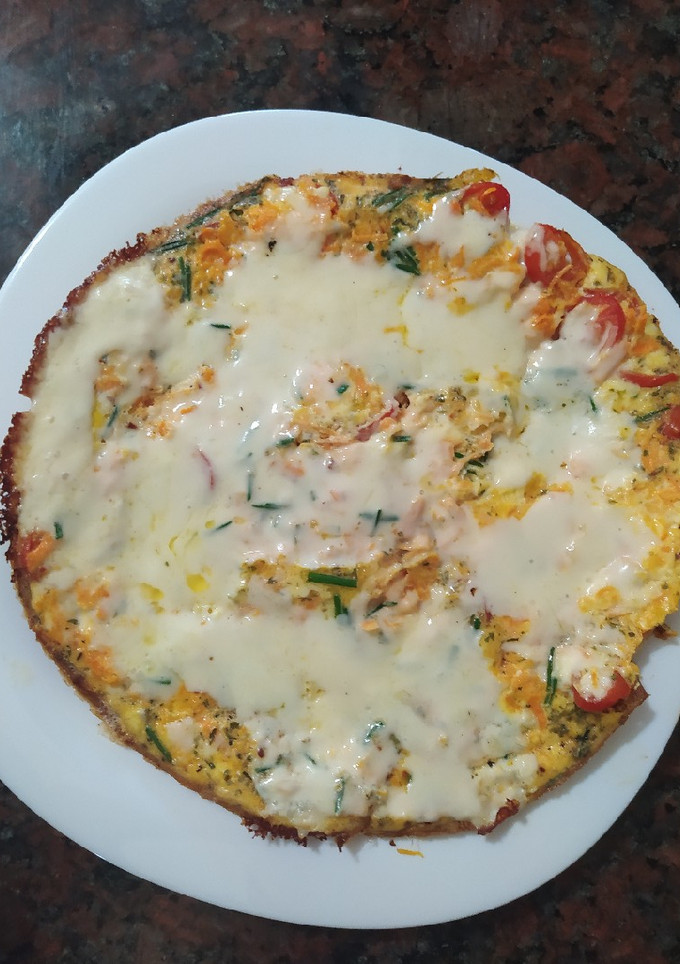 Una foto de Tortilla de zanahoria y tomate con queso.