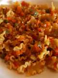 Mafalda con verduras y alcaparrones