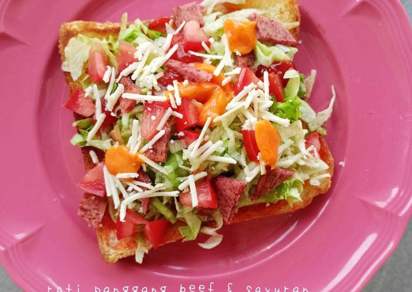 Roti panggang beef dan salad