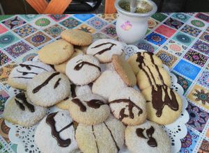 Una foto de Galletitas polvorones de polenta o harina de maíz y naranja 🌽🍊