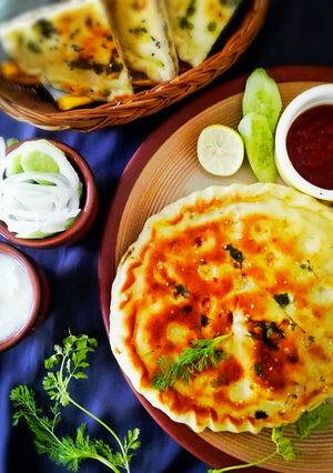A picture of Qeema Stuffed Pizza Naan.
