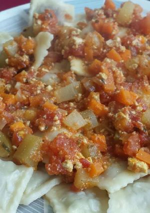 Una foto de Pasta con salsa de verduras y tofu