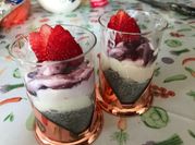 Una foto de yogurt de chia con leche