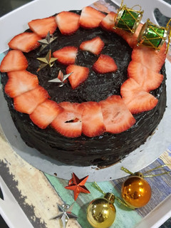 चॉकलेट स्ट्रॉबेरी केक (Chocolate strawberry cake recipe in Hindi) रेसिपी मुख्य फोटो