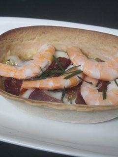 Una foto de Cestita de jamón y gambas