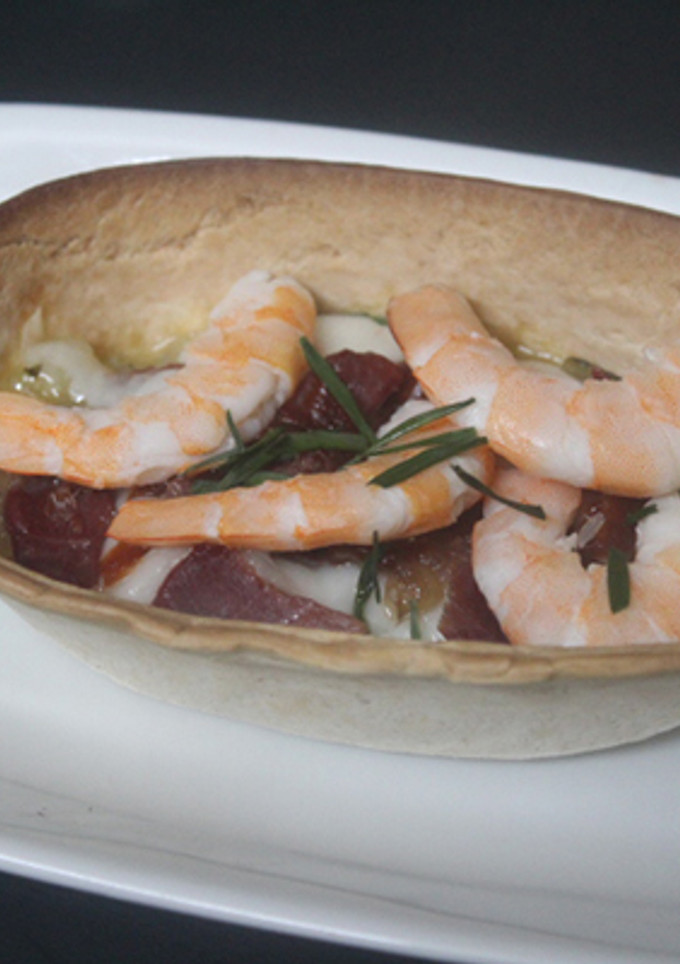 Una foto de Cestita de jamón y gambas
