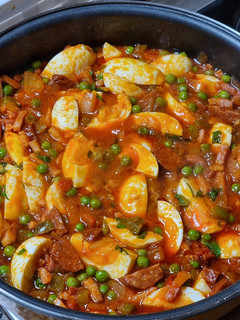 Una foto de Huevos duros con bacon y tomate