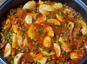 Foto principal de Huevos duros con bacon y tomate