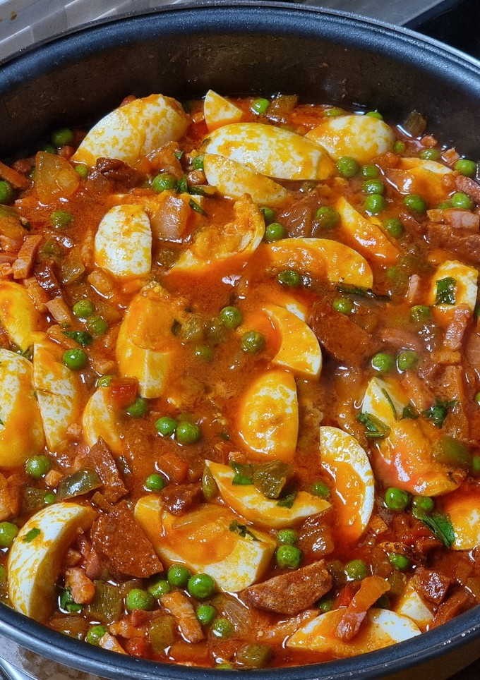 Una foto de Huevos duros con bacon y tomate