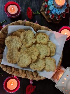 ફરસી પૂરી (Farsi Puri Recipe In Gujarati) રેસીપી મુખ્ય ફોટો