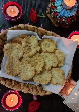 ફરસી પૂરી (Farsi Puri Recipe In Gujarati) રેસીપી મુખ્ય ફોટો