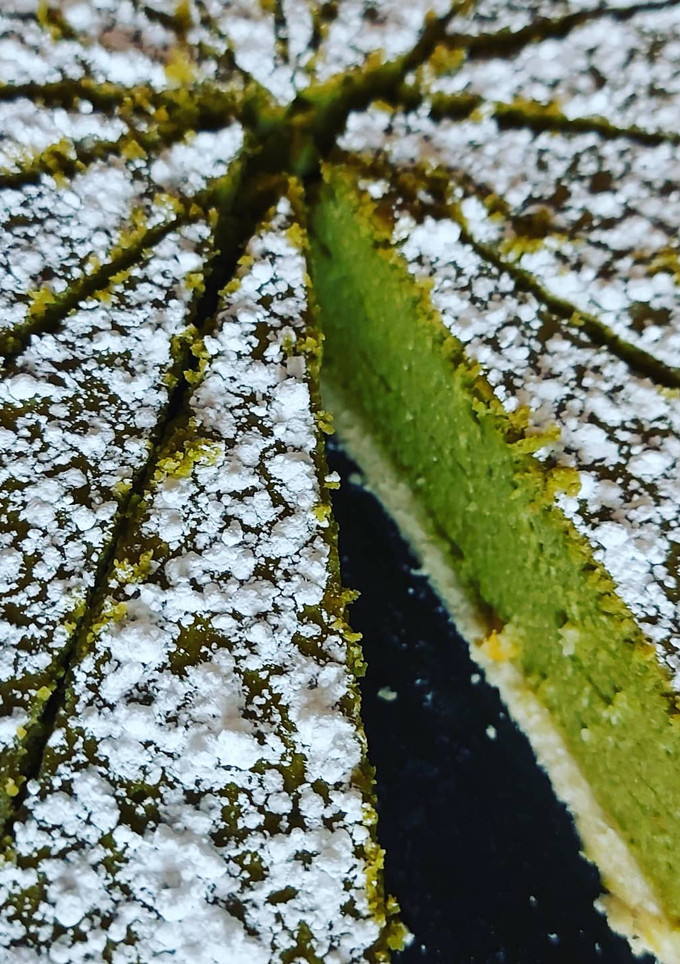 Una foto de KÄSEKUCHEN ALEMAN CON UNA NOTA JAPONESA DE Matcha té verde