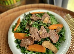 Hình của món Bò Xào Cải Xoăn Kale.