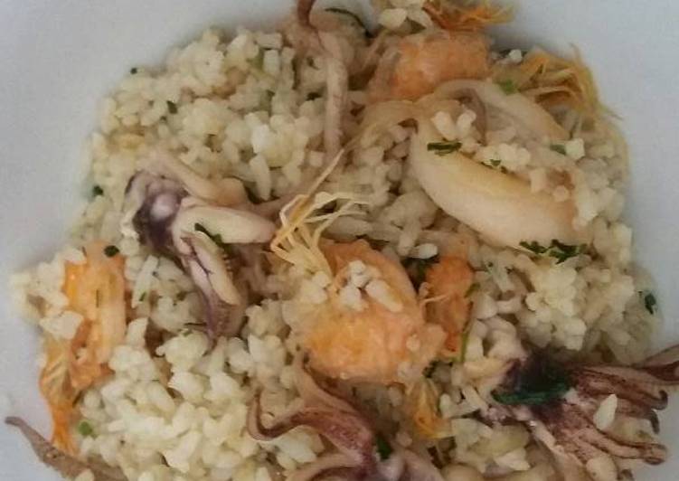 Langkah Mudah Menyiapkan Nasi goreng seafood cina Enak Banget