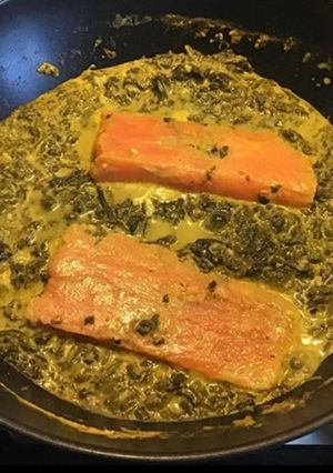 Une photo de Pavés de saumon aux épinards et crème de safran