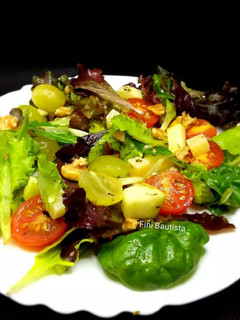 Una foto de Ensalada de uvas manzana queso y nueces
