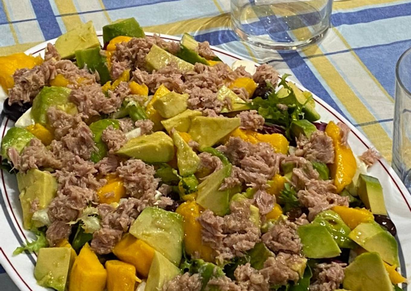 Ensalada de espinacas, mango y aguacate
