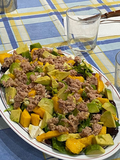 Una foto de Ensalada de espinacas, mango y aguacate