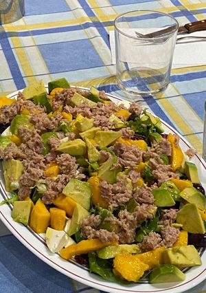 Una foto de Ensalada de espinacas, mango y aguacate