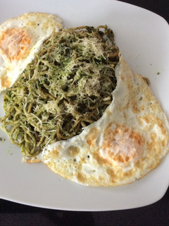 Una foto de Tallarines verdes al pesto