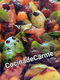 Una foto de Ensalada de salteado de garbanzos y solomillo de cerdo