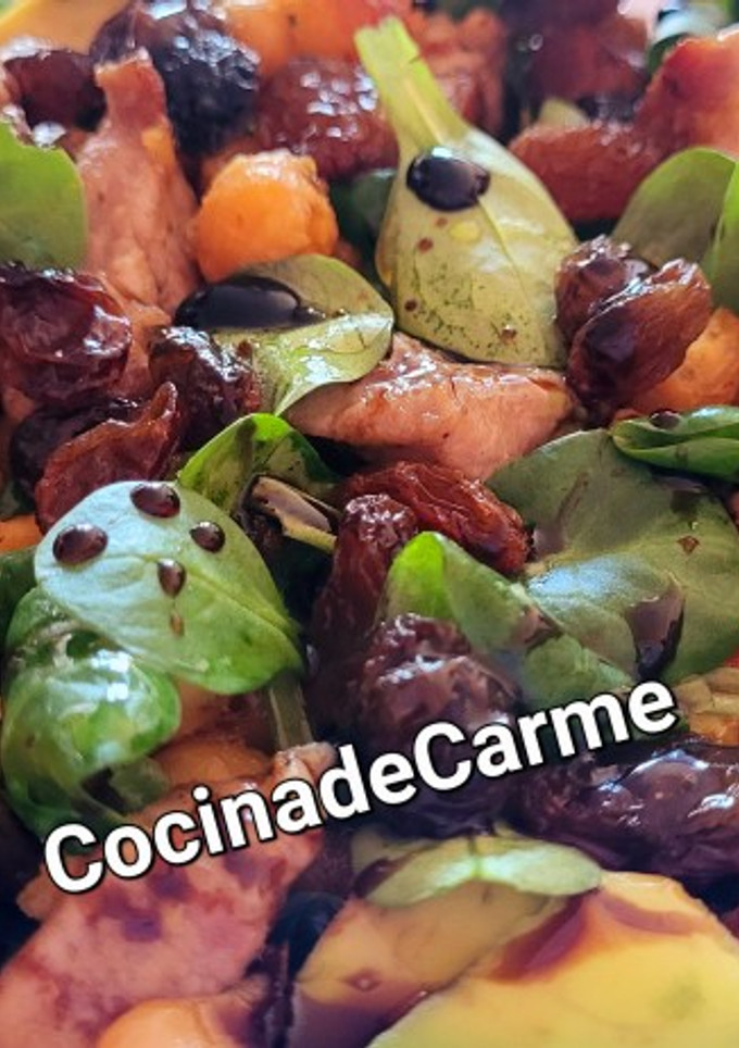 Una foto de Ensalada de salteado de garbanzos y solomillo de cerdo