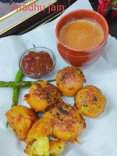 मुंबई स्पेशल बटाटा वडा(MUMBAI SPECIAL BATATA VADA RECIPE IN HIND रेसिपी मुख्य फोटो