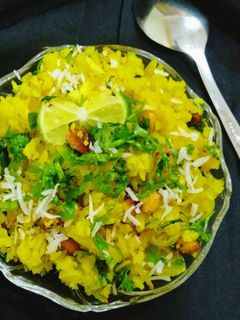 कांदे पोहे (kande pohe recipe in marathi) रेसिपी चे मुख्य फोटो