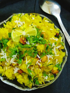 कांदे पोहे (kande pohe recipe in marathi) रेसिपी चे मुख्य फोटो