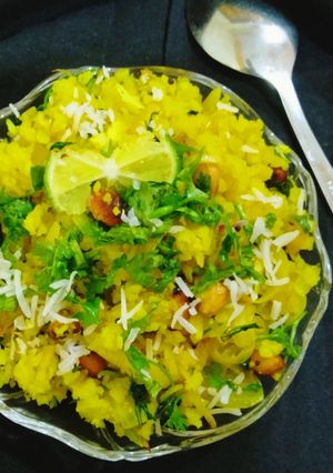 कांदे पोहे (kande pohe recipe in marathi) रेसिपी चे मुख्य फोटो 