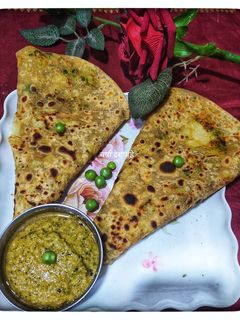 आलू मटर पराठा (aloo matar paratha recipe in marathi) रेसिपी चे मुख्य फोटो