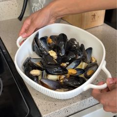 A picture of Easy Steamed Mussels - Traditional Spanish Tapa/Appetizer 🇪🇸.
