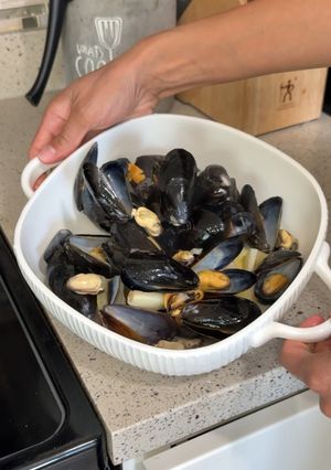 A picture of Easy Steamed Mussels - Traditional Spanish Tapa/Appetizer 🇪🇸.