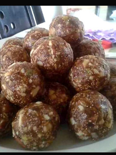 A picture of Dates laddu.