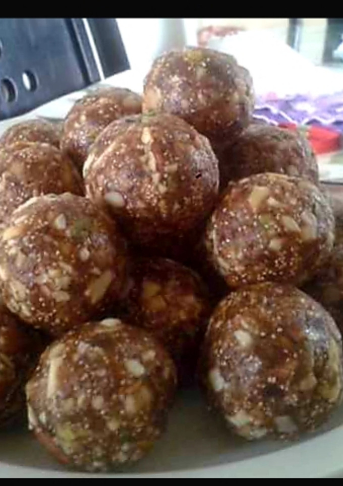 A picture of Dates laddu.