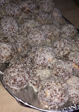 O poză a rețetei Biluțe din salam de biscuiți.