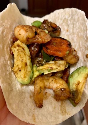 Una foto de Fajitas de camarones y verduras