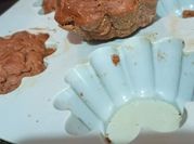 Una foto de muffin de cacao amargo