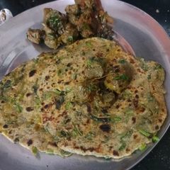 A picture of Methi ke paratha.