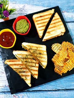 આલુ મટર ગ્રીલ સેન્ડવીચ (Aloo Matar Grill Sandwich Recipe In Gujarati) રેસીપી મુખ્ય ફોટો
