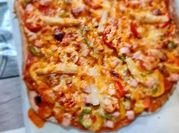 Una foto de masa para pizza integral con levadura en polvo