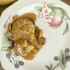 Una foto de Steak au poivre con hash browns de queso cheddar
