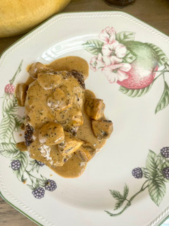 Una foto de Steak au poivre con hash browns de queso cheddar