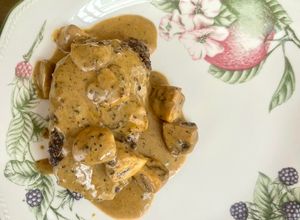 Una foto de Steak au poivre con hash browns de queso cheddar