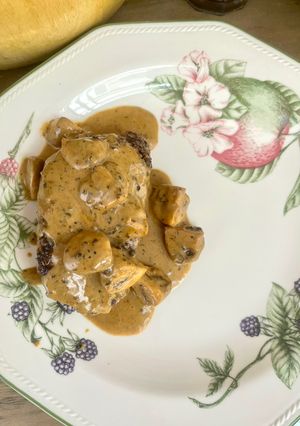 Una foto de Steak au poivre con hash browns de queso cheddar