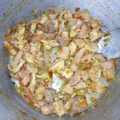 A picture of Meat and chicken sauce.