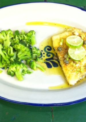 Una foto de Pescado con hierbas y alcaparras ©